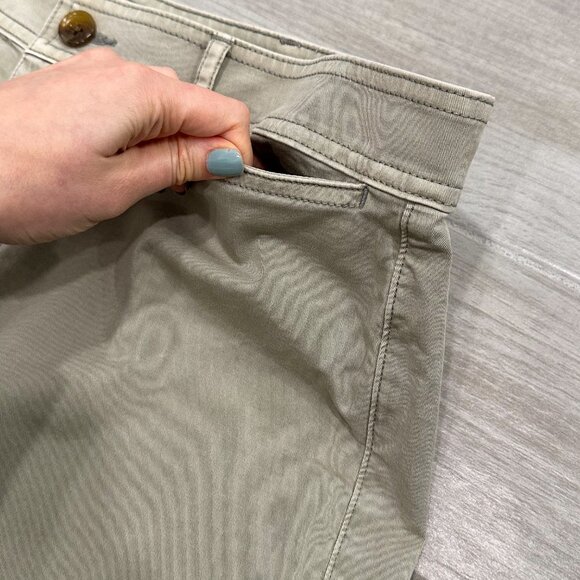 Everlane The Lightweight Wide-Leg Crop Stretch Cotton Chino Pants in Light Sage - Picture 6 of 16